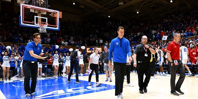 El entrenador en jefe de los Duke Blue Devils, Jon Scheyer, se levanta del piso después de una victoria sobre el Wolfpack del estado de Carolina del Norte en el Cameron Indoor Stadium el 28 de febrero de 2023 en Durham, Carolina del Norte.  Duque ganó 71-67. 