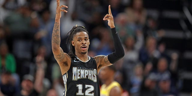 Memphis Grizzlies #12 Ja Morant reacciona durante el partido contra Los Angeles Lakers en FedExForum el 28 de febrero de 2023 en Memphis, Tennessee.  