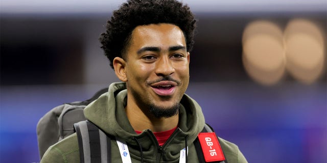 El mariscal de campo de Alabama, Bryce Young, observa durante la NFL Combine en el Lucas Oil Stadium el 4 de marzo de 2023 en Indianápolis, Indiana.