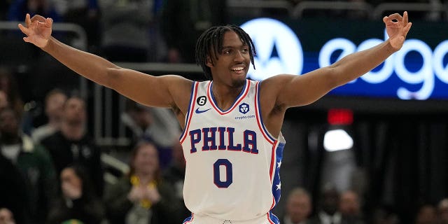 Therese Maxey de los Philadelphia 76ers celebra después de una canasta contra los Bucks en Milwaukee el 4 de marzo de 2023.