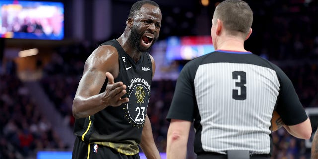 Draymond Green de los Golden State Warriors se queja de una llamada durante el partido de LA Clippers en el Chase Center el 2 de marzo de 2023 en San Francisco.