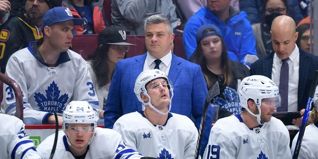 El entrenador en jefe de los Toronto Maple Leafs, Sheldon Keefe, durante el primer período de un juego de la NHL contra los Vancouver Canucks en el Rogers Arena el 4 de marzo de 2023, en Vancouver, Columbia Británica, Canadá. 