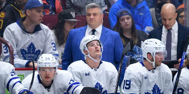 El entrenador de Toronto Maple Leafs, Sheldon Keefe, durante el primer período de un juego de la NHL contra los Canucks de Vancouver en el Rogers Arena el 4 de marzo de 2023, en Vancouver, Columbia Británica, Canadá.