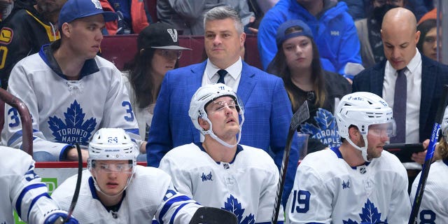 El entrenador en jefe de los Toronto Maple Leafs, Sheldon Keefe, durante el primer período de un juego de la NHL contra los Vancouver Canucks en el Rogers Arena el 4 de marzo de 2023, en Vancouver, Columbia Británica, Canadá. 