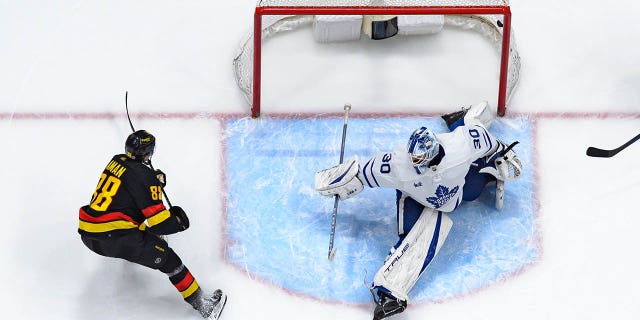Nels Amann (88) de los Vancouver Canucks anota sobre Matt Murray (30) de los Toronto Maple Leafs durante el tercer tiempo de un partido de la NHL en el Rogers Arena el 4 de marzo de 2023 en Vancouver, Columbia Británica, Canadá.