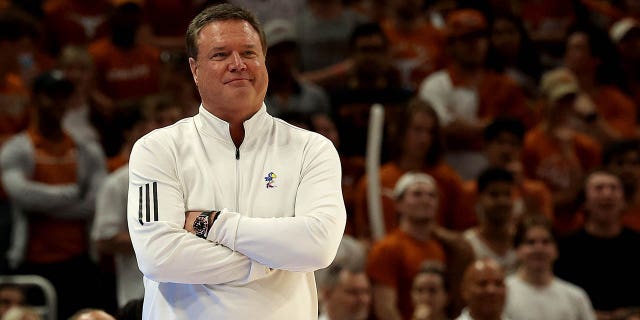 El entrenador en jefe Bill Self de los Kansas Jayhawks se para en el campo durante el juego con los Texas Longhorns en el Moody Center el 4 de marzo de 2023 en Austin, Texas.