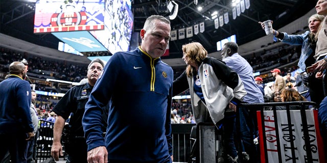 L'entraîneur des Nuggets Michael Malone quitte l'arène après une défaite 117-96 contre les Chicago Bulls au Ball Arena de Denver le 8 mars 2023.