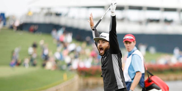 Hayden Buckley de los Estados Unidos celebra su hoyo en uno en el hoyo 17 durante la primera ronda de The Players Championship el 9 de marzo de 2023 en Ponte Vedra Beach, Florida. 