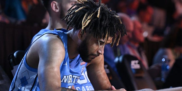 RJ Davis, n ° 4 des North Carolina Tar Heels, attend d'être présenté avant un match contre les Virginia Cavaliers en quarts de finale du tournoi de basket-ball de l'ACC au Greensboro Coliseum le 9 mars 2023 à Greensboro, en Caroline del Norte.