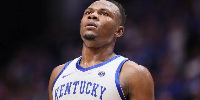 Oscar Tshiebwe #34 de los Kentucky Wildcats durante el partido contra los Vanderbilt Commodores en los cuartos de final del Torneo de Baloncesto SEC 2023 el 10 de marzo de 2023 en Nashville, Tennessee.