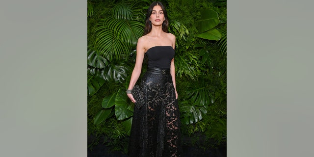 Veel üks esinemine Chaneli ja Charles Finchi Oscari-eelsel õhtusöögil oli "Daisy Jones & Kuus" staar Camila Morrone.