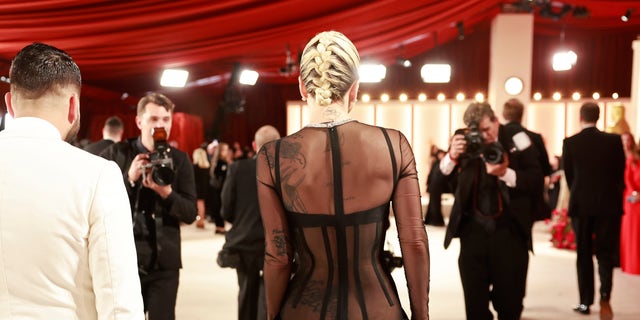 La robe noire était fraîchement sortie de la piste où Gigi Hadid a fait ses débuts avec la pièce à la Fashion Week de Paris.