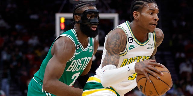 Kevin Porter Jr. #3 dari Houston Rockets melaju di depan Jaylen Brown #7 dari Boston Celtics selama paruh pertama di Toyota Center pada 13 Maret 2023 di Houston, Texas.