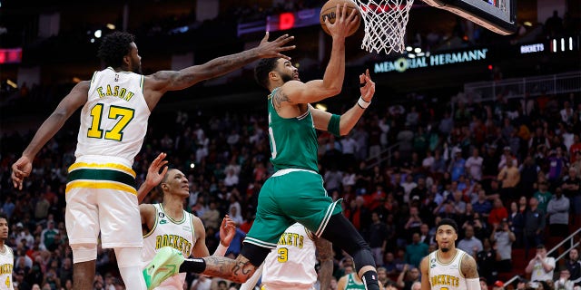 Jayson Tatum #0 dari Boston Celtics mencetak gol di depan Tari Eason #17 dari Houston Rockets selama babak kedua di Toyota Center pada 13 Maret 2023 di Houston, Texas.