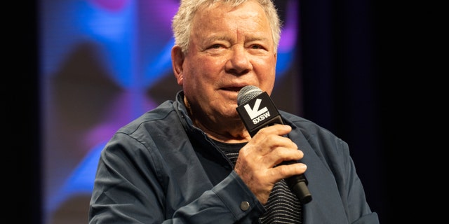 William Shatner räägib laval "Põhiettekanne: William Shatner vestluses Tim League'iga" 2023. aasta SXSW konverentsi ja festivalide ajal Austini konverentsikeskuses 16. märtsil 2023 Austinis, Texases.