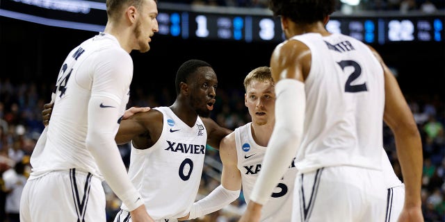 Souley Boum, segundo desde la izquierda, se junta con los compañeros de equipo de Xavier, Jack Nunge, izquierda, Adam Kunkel y Jerome Hunter durante la primera mitad de su partido de primera ronda contra Kennesaw State en el Torneo de baloncesto masculino de la NCAA en Fieldhouse en Greensboro Coliseum en Greensboro, Carolina del Norte, el viernes.