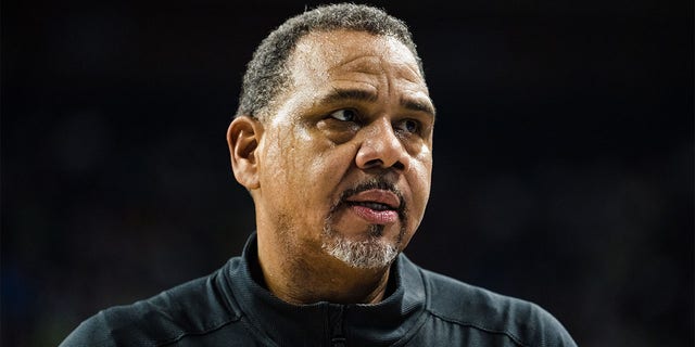 El entrenador en jefe de Providence Friars, Ed Cooley, se enfrenta a los Kentucky Wildcats en la primera ronda del Torneo de baloncesto masculino de la NCAA en Fieldhouse en Greensboro Coliseum el 17 de marzo de 2023 en Greensboro, Carolina del Norte.
