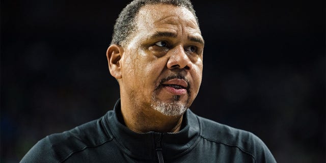 El entrenador en jefe de Providence Friars, Ed Cooley, se enfrenta a los Kentucky Wildcats en la primera ronda del Torneo de baloncesto masculino de la NCAA en Fieldhouse en Greensboro Coliseum el 17 de marzo de 2023 en Greensboro, Carolina del Norte.