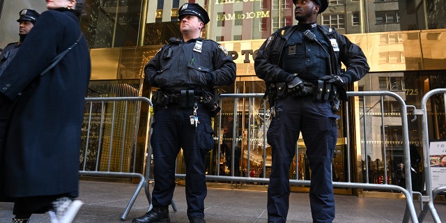 Des officiers du NYPD ont installé des barricades à l'extérieur de la Trump Tower le 21 mars 2023 à New York.