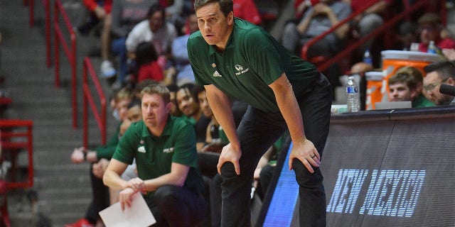 El entrenador en jefe Mark Madsen de los Utah Valley Wolverines observa durante la segunda mitad de su juego de primera ronda contra los New Mexico Lobos en el Torneo Nacional de Invitación 2023 en The Pit el 15 de marzo de 2023 en Albuquerque, Nuevo México.  Los Glotones derrotaron a los Lobos 83-69. 