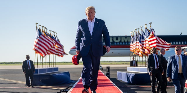 Trumps walks to Waco rally