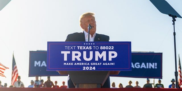 Mantan Presiden Trump berbicara selama rapat umum di Bandara Regional Waco pada 25 Maret 2023 di Waco, Texas.
