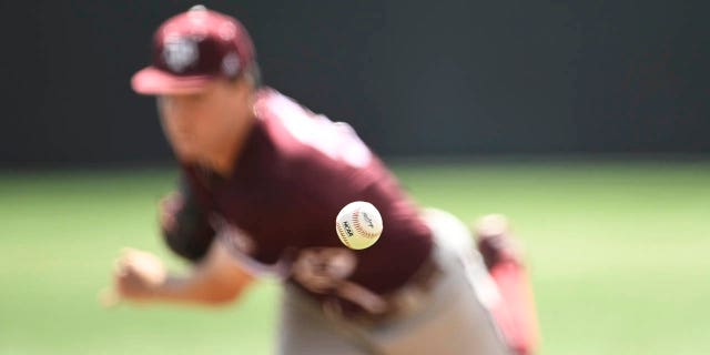 El logotipo de la NCAA se ve en la pelota que Texas A&M lanza contra los Voluntarios de Tennessee en la sexta entrada en el estadio Lindsey Nelson el 25 de marzo de 2023 en Knoxville, Tennessee.