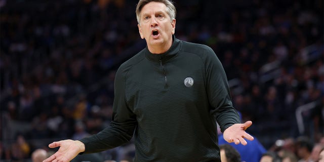 El entrenador en jefe de los Minnesota Timberwolves, Chris Finch, cuestiona una llamada durante el partido contra los Golden State Warriors en el Chase Center de San Francisco el domingo. 