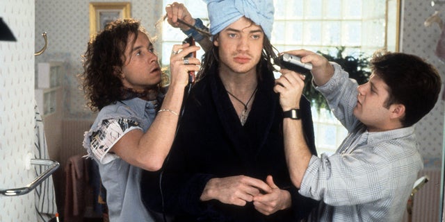 Brendan Fraserit hoolitsevad filmi stseenis Sean Astin ja Pauly Shore "Encino mees."