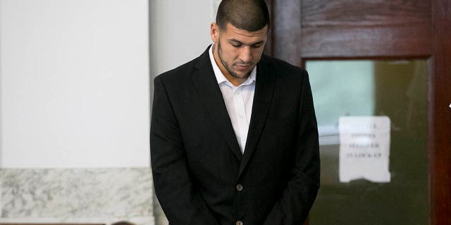 Aaron Hernandez estaba de pie en la sala del tribunal.  El ex ala cerrada de los New England Patriots, Aaron Hernandez, compareció ante el tribunal de distrito en Attleboro, Massachusetts, el miércoles 24 de julio de 2013. 