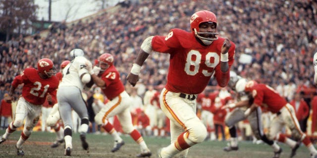 El receptor abierto de los Kansas City Chiefs, Otis Taylor, hace un lanzamiento durante un partido contra los Oakland Raiders en el Estadio Municipal de Kansas City, Missouri, el 23 de noviembre de 1967.