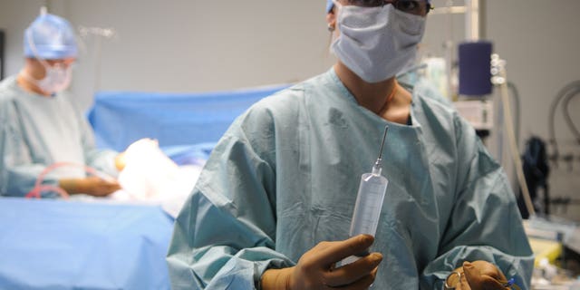 Ukwelashwa kokuhlinzwa kokungasebenzi kahle kwe-erectile nge-penile prosthesis kuboniswe esibhedlela sase-France saseLyon.
