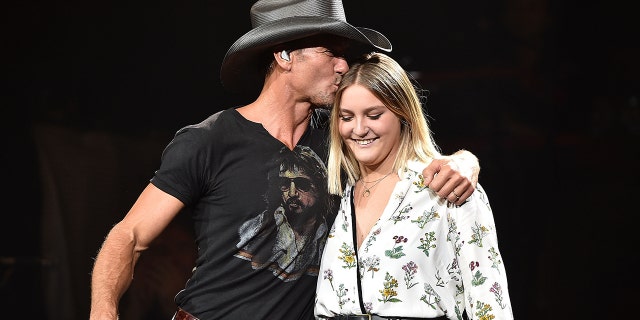 Tim McGraw esineb koos oma tütre Gracie McGrawga Nashville'is.