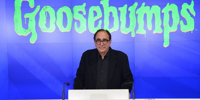 RL Stine, auteur de Goosebumps sonne la cloche d'ouverture du NASDAQ à l'occasion de l'Halloween et "Chair de poule" au NASDAQ le 30 octobre 2015 à New York. 