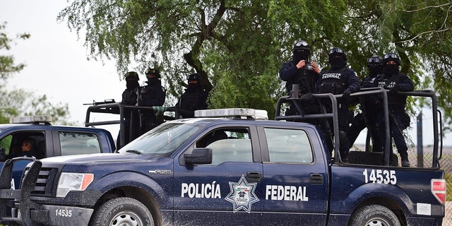 La policía federal escolta a los viajeros que cruzan la peligrosa carretera en el estado nororiental de Tamaulipas, plagado de pandillas, desde la frontera con los Estados Unidos el 16 de diciembre de 2015.