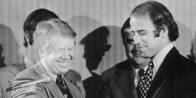 Кандидат в президенты Джимми Картер принимает поддержку сенатора Джозефа Байдена, члена Демократической партии, на пресс-конференции в отеле Sheraton в Мэдисоне.