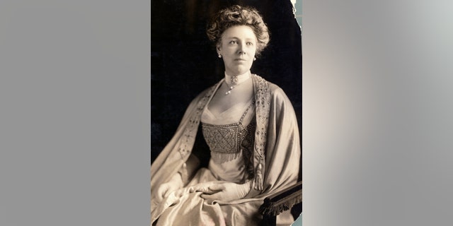В этот исторический день, 27 марта 1912 года, в Вашингтоне, округ Колумбия, посажены вишни, подаренные жителями Токио. 1 Миссис Уильям Говард Тафт в вечернем платье. Она была первой леди с 1909 по 1913 год.