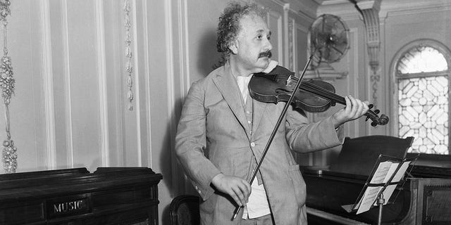 Profesor Albert Einstein diperlihatkan memainkan biolanya pada tahun 1932.
