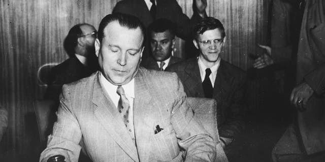 El diplomático ruso Jacob Malek, presidente del Consejo de Seguridad, organiza una reunión de las Naciones Unidas en agosto de 1950.