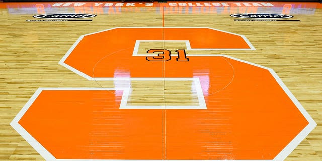 El logotipo de Syracuse Orange en la cancha Jim Boeheim dentro del Carrier Dome antes del juego de los Huracanes de Miami el 4 de enero de 2017 en Syracuse, Nueva York.