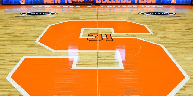 El logotipo de Syracuse Orange en la cancha Jim Boeheim dentro del Carrier Dome antes del juego de los Huracanes de Miami el 4 de enero de 2017 en Syracuse, Nueva York.