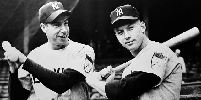 Pecundang New York Yankees Joe DiMaggio dan Mickey Mantle berpose di depan kamera dengan kelelawar pinus mereka, 1951. 