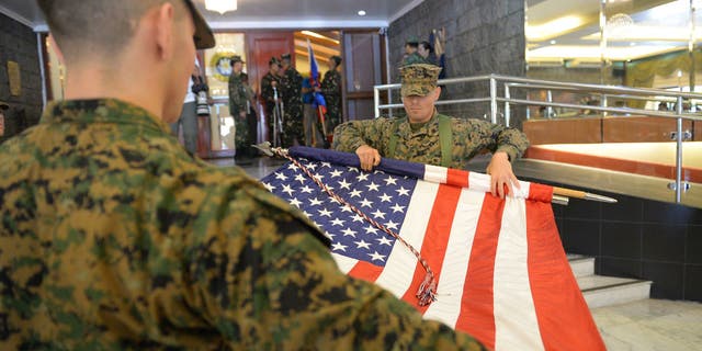 Anggota penjaga marinir AS melipat bendera nasional mereka saat upacara penutupan latihan militer gabungan tahunan AS-Filipina di Manila pada 19 Mei 2017. 