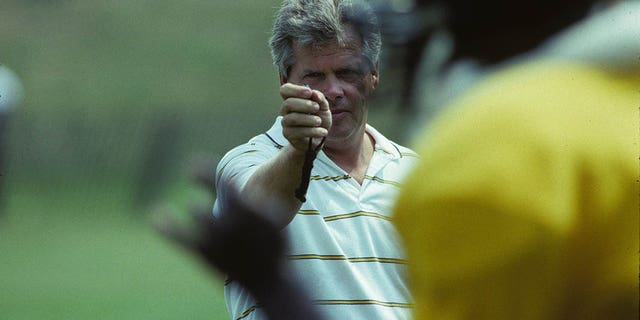El gerente de personal de los Pittsburgh Steelers, Dick Haley, usa un cronómetro para cronometrar a los jugadores en la carrera de 40 yardas en el campo de entrenamiento de verano de St. Vincent College en julio de 1991 en Latrobe, Pensilvania.