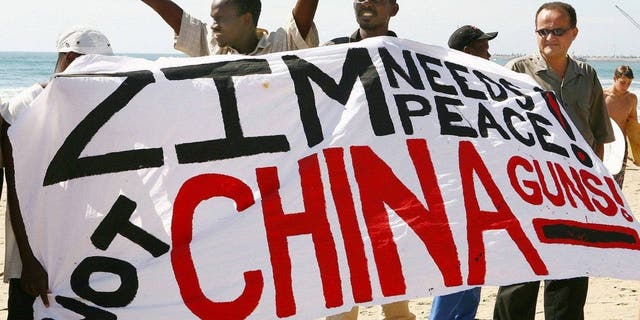El 19 de abril de 2008, miembros y simpatizantes del Consejo Cristiano de KwaZulu-Natal y del Consejo de Iglesias de Diaconía protestan por la descarga de armas de China destinadas a Zimbabue, asolado por la pobreza.  Un barco que transportaba armas de China con destino a Zimbabue partió de Sudáfrica el 18 de abril de 2008 después de que un tribunal impidiera que su carga fuera transportada a la frontera.