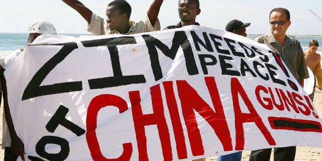 El 19 de abril de 2008, miembros y simpatizantes del Consejo Cristiano de KwaZulu-Natal y del Consejo de Iglesias de Diaconía protestan por la descarga de armas de China destinadas a Zimbabue, asolado por la pobreza. Un barco que transportaba armas de China con destino a Zimbabue partió de Sudáfrica el 18 de abril de 2008 después de que un tribunal impidiera que su carga fuera transportada a la frontera.