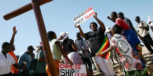 La agencia de noticias Saba informó que un barco que transportaba armas de China con destino a Zimbabue partió de Sudáfrica el 18 de abril de 2008 después de que un tribunal impidiera que su carga fuera transportada a la frontera.  Las sanciones internacionales impuestas a Zimbabue por los países occidentales incluyen la prohibición de la venta de armas al país. 