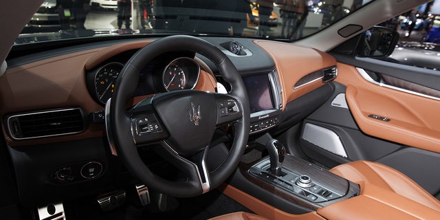 El interior de un vehículo Maserati SpA Levante.