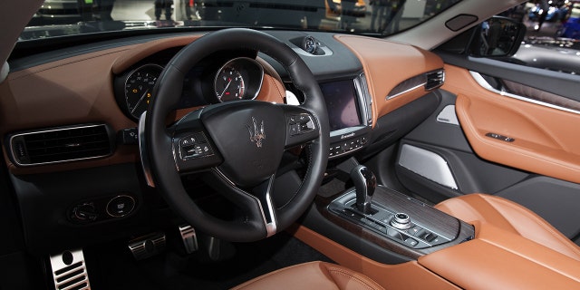 El interior de un vehículo Maserati SpA Levante.