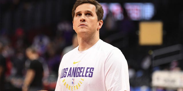 El entrenador asistente de Los Angeles Lakers, Mark Madsen, mira antes de un partido de la NBA entre Los Angeles Lakers y Los Angeles Clippers el 27 de noviembre de 2017 en el STAPLES Center de Los Angeles, CA.